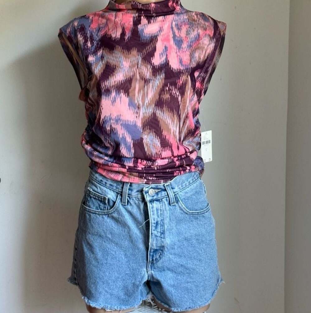 Guess - Picture 2 of 3